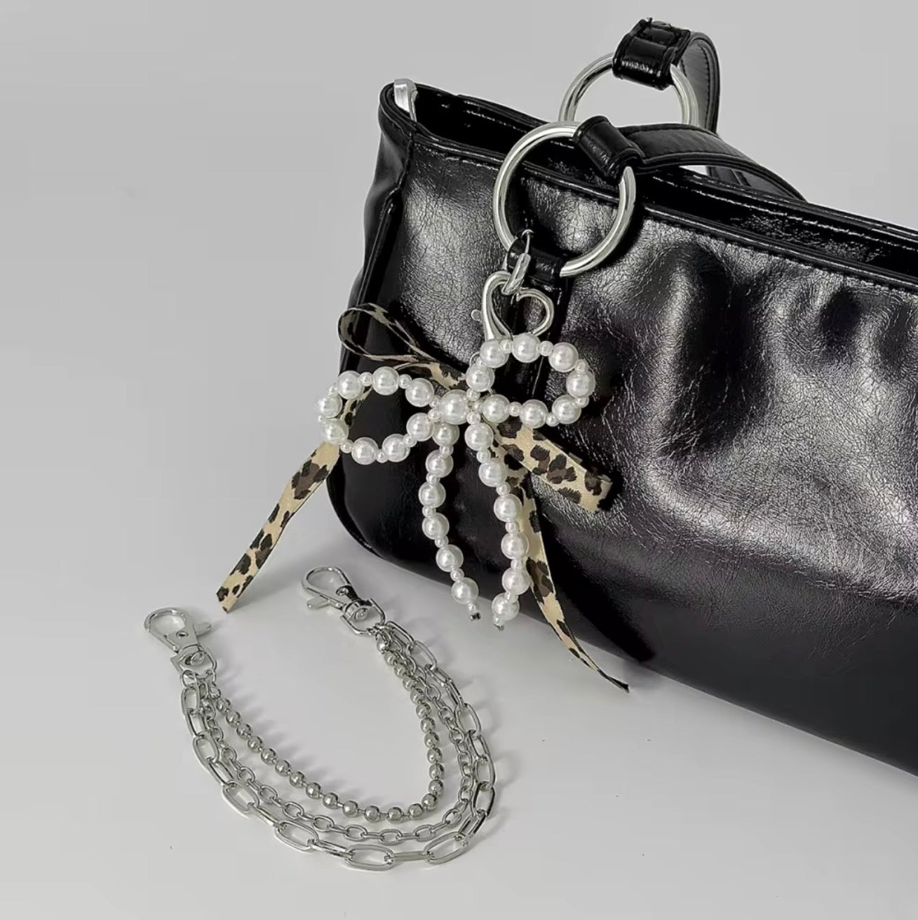 Charm Set per Borsa e Pantaloni – Fiocco di Perle, Nastro Leopardato e Catena Silver