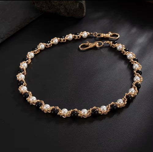 Catena Pantaloni Gold con Perle Bianche e Nere – Gioiello da Cintura Intrecciato Luxury Grunge