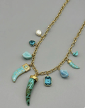 Amuleti Style: Collana con Charms Turchesi e Corno Portafortuna | Trend Gioielli 2026